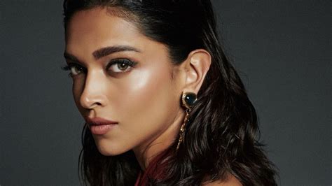 Le Dreamscape de Deepika Padukone: Un Voyage Épique à Travers la Musique et la Mode!